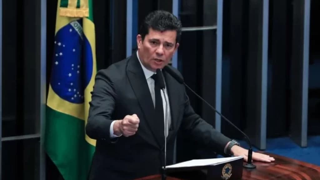 VÍDEO – Moro manda recado para Lula: “o senhor não tem decência?”