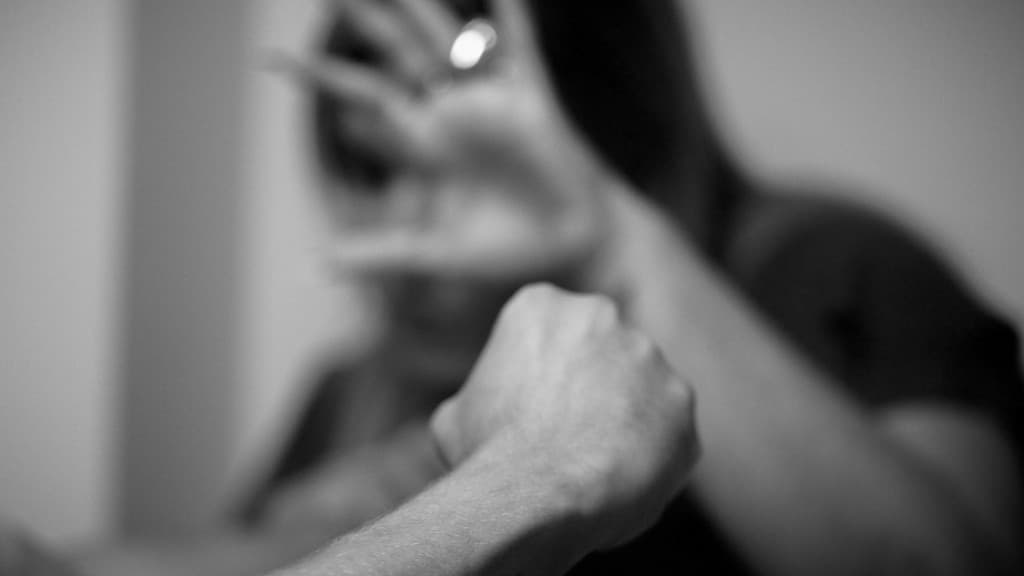 Mulher é agredida ao proteger mãe de irmão drogado em Porto Belo