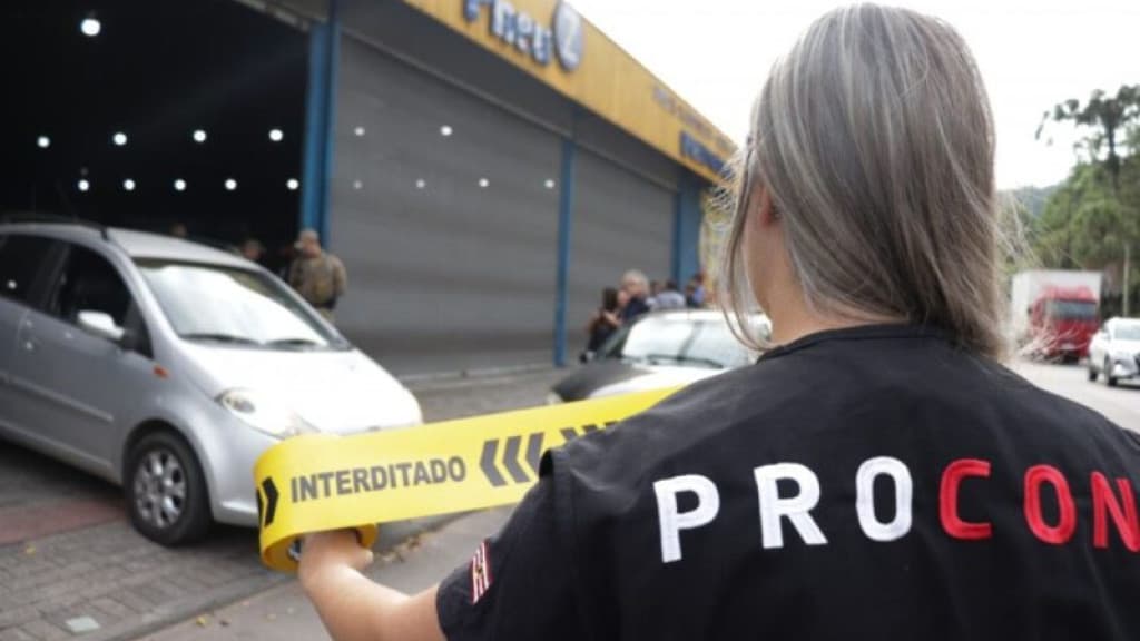 Loja de pneus é fechada pelo Procon em Blumenau