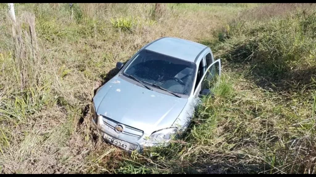 Carro com mãe e filha de 7 anos sai de pista e cai dentro de vala
