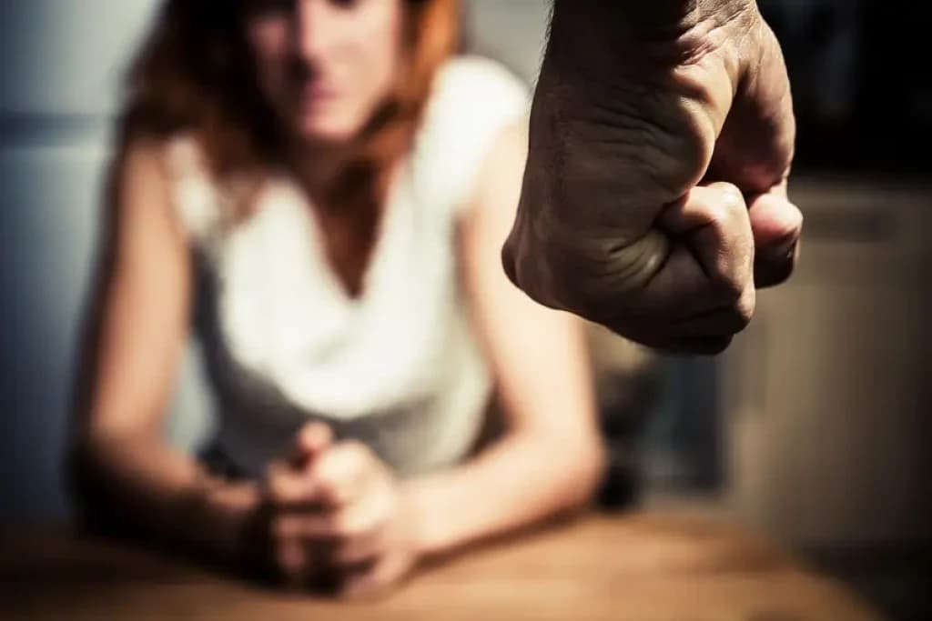 Homem é preso após socar o rosto da companheira em Porto Belo