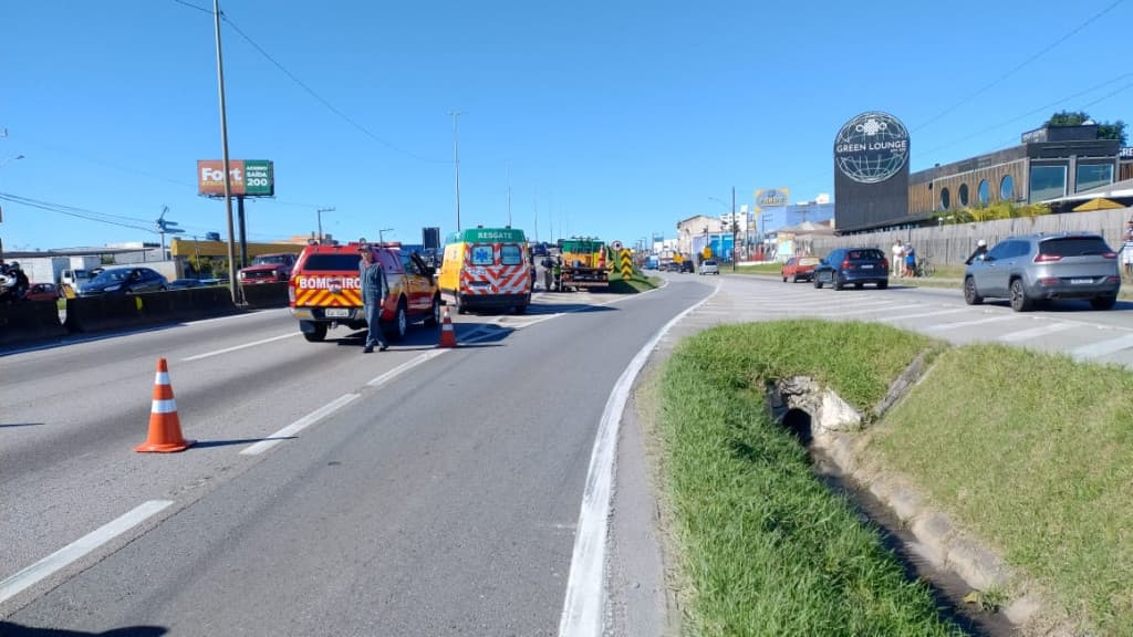 Mulher de 35 anos morre atropelada na BR-101 em São José