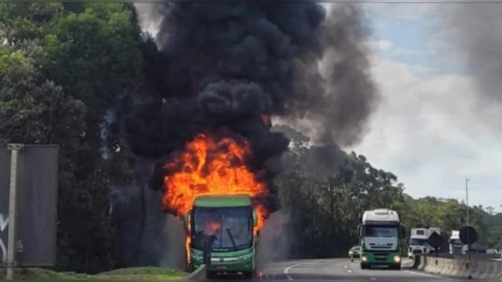 Ônibus da Catarinense pega fogo em rodovia