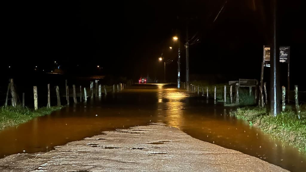 URGENTE: Rio Tijucas sai da calha em Canelinha