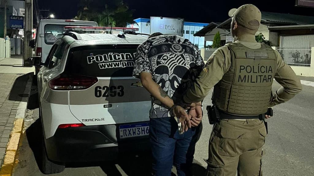 Acusado de tráfico é flagrado curtindo boate em São João Batista