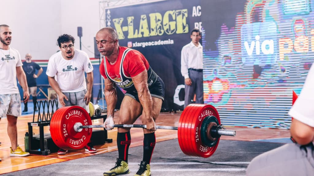 Atleta de Porto Belo conquista duas vitórias em competição de levantamento de peso