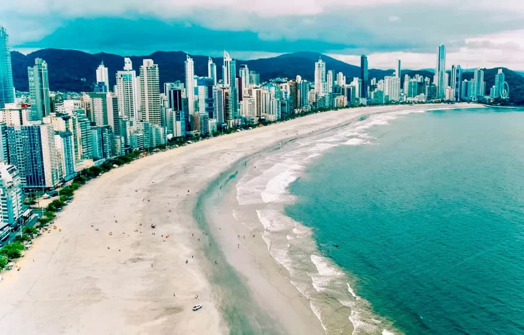 Praia alargada de Balneário Camboriú está imprópria para banho