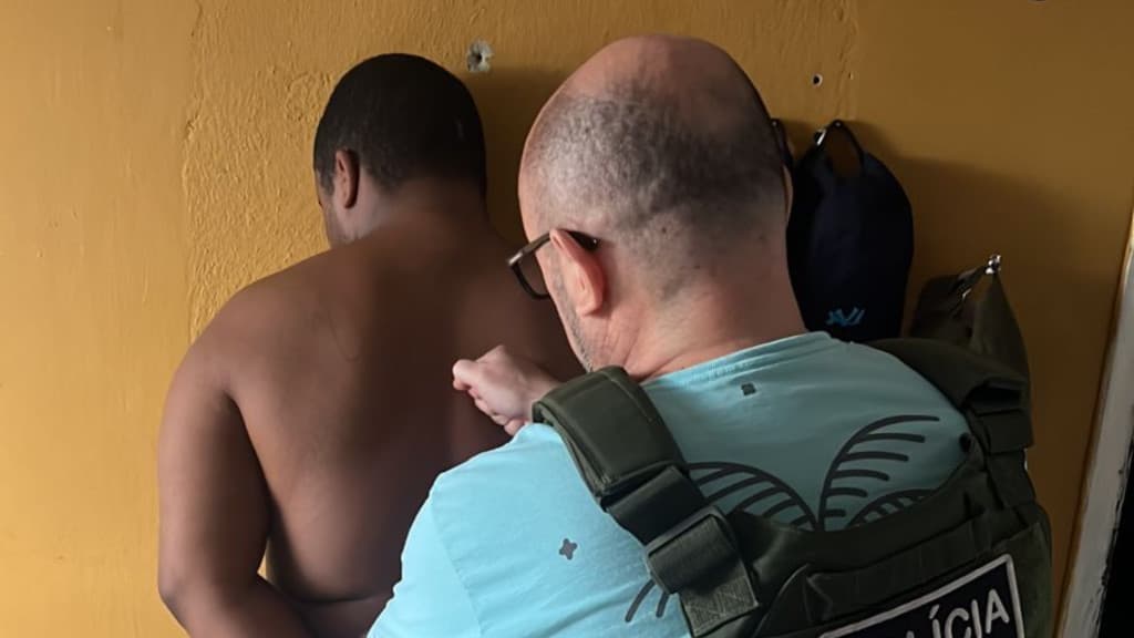 VÍDEO: Com 100 passagens e usando tornozeleira, criminoso tenta matar esposa a facadas