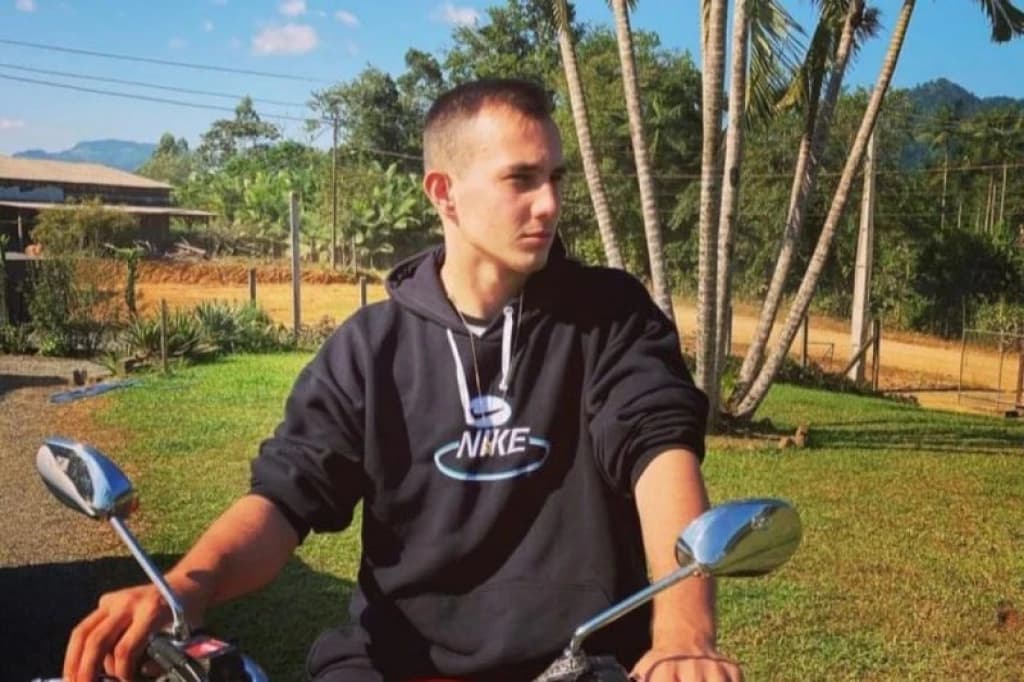 Adolescente morre após colisão frontal entre carro e moto, em Jaraguá do Sul