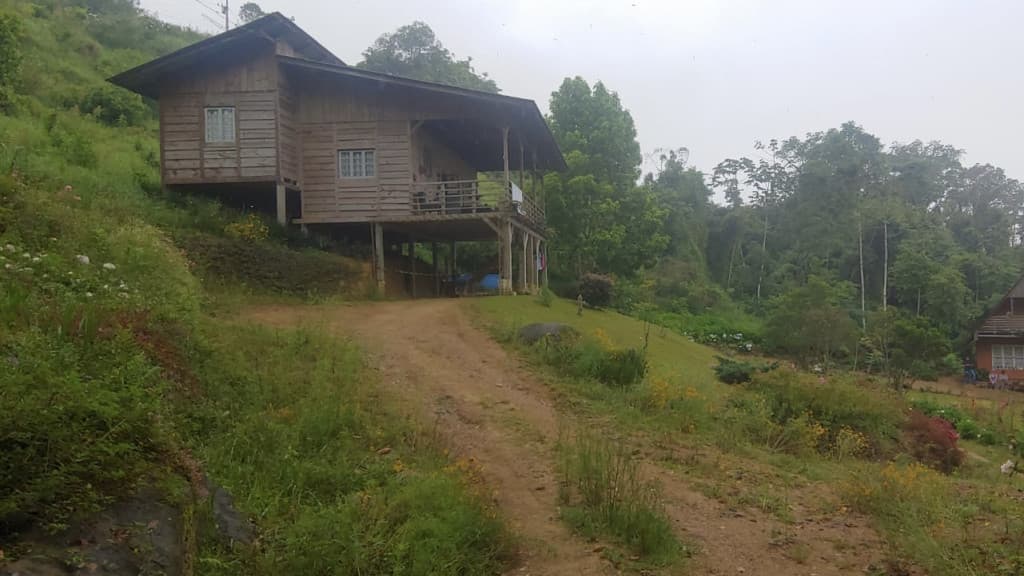 Homem é encontrado morto e com faca cravada no peito 8 dias após mudança