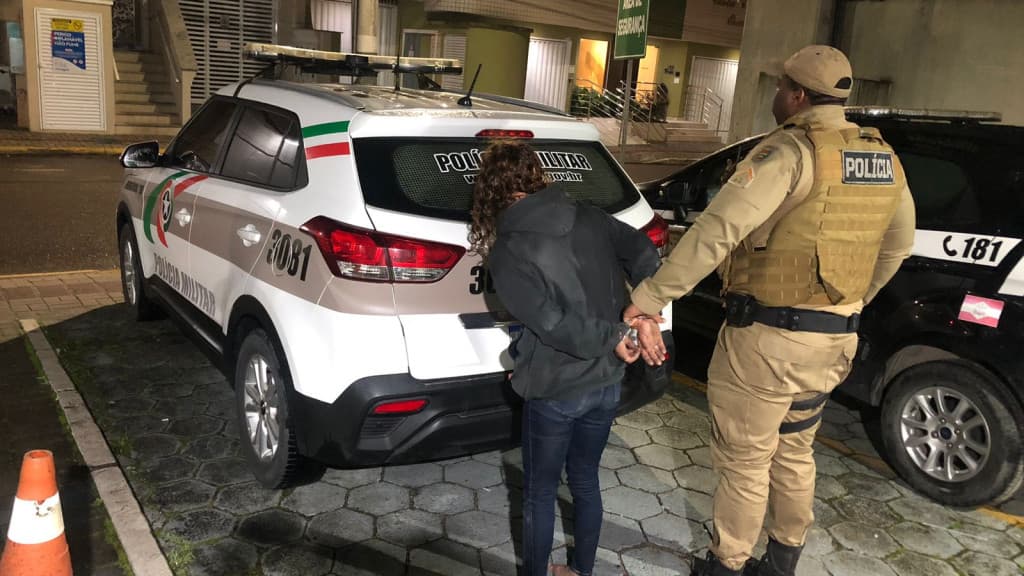 Dupla é flagrada furtando diversos itens de casa em Tijucas; mulher é presa com sacola