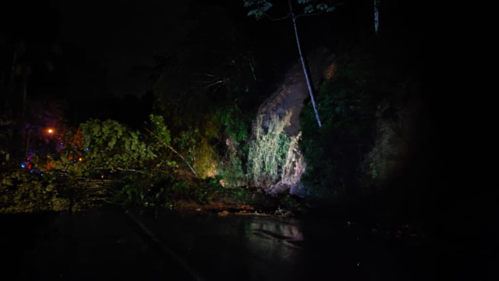URGENTE: Queda de barreira interdita a BR-470 em Ibirama, no Alto Vale do Itajaí