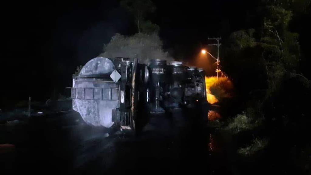 Mulher se joga de caminhão na SC-435 pouco antes do veículo capotar e explodir