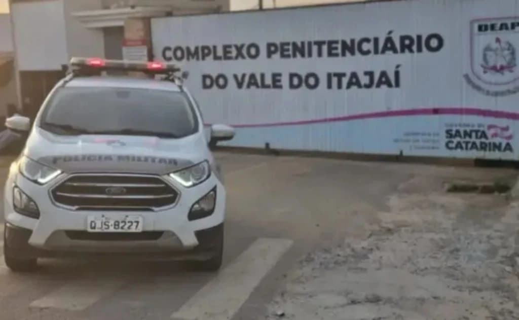 Mãe leva filho para denunciar policiais e homem acaba preso