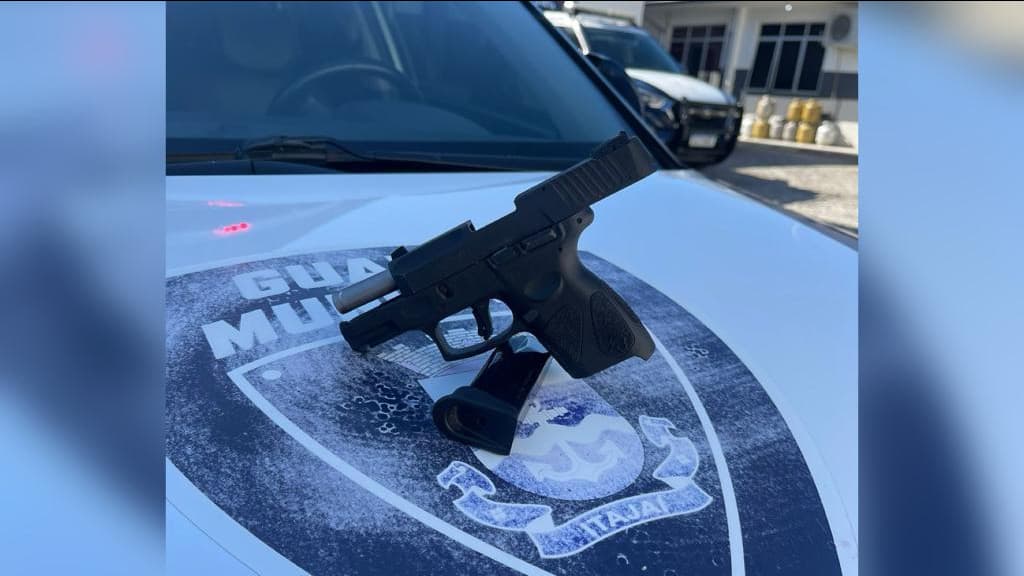 Homem atira para espantar morador de rua em frente de residência, em Itajaí