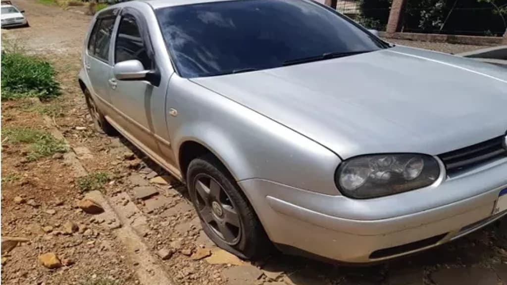 Mulher nega carro emprestado para ex-companheiro e tem pneus rasgados em ataque de fúria