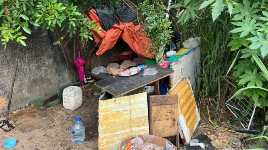 Moradora de rua é encontrada morta em terreno baldio, em Balneário Camboriú