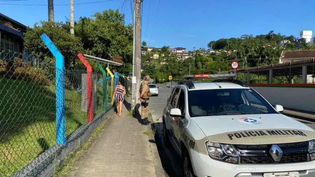 Criminoso em “saidinha” chama estudantes para “matinho” ao lado de escola