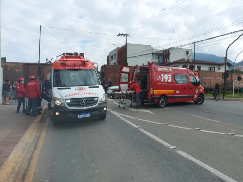 Mulher tenta tirar cachorro de trilho de trem e é atropelada em SC