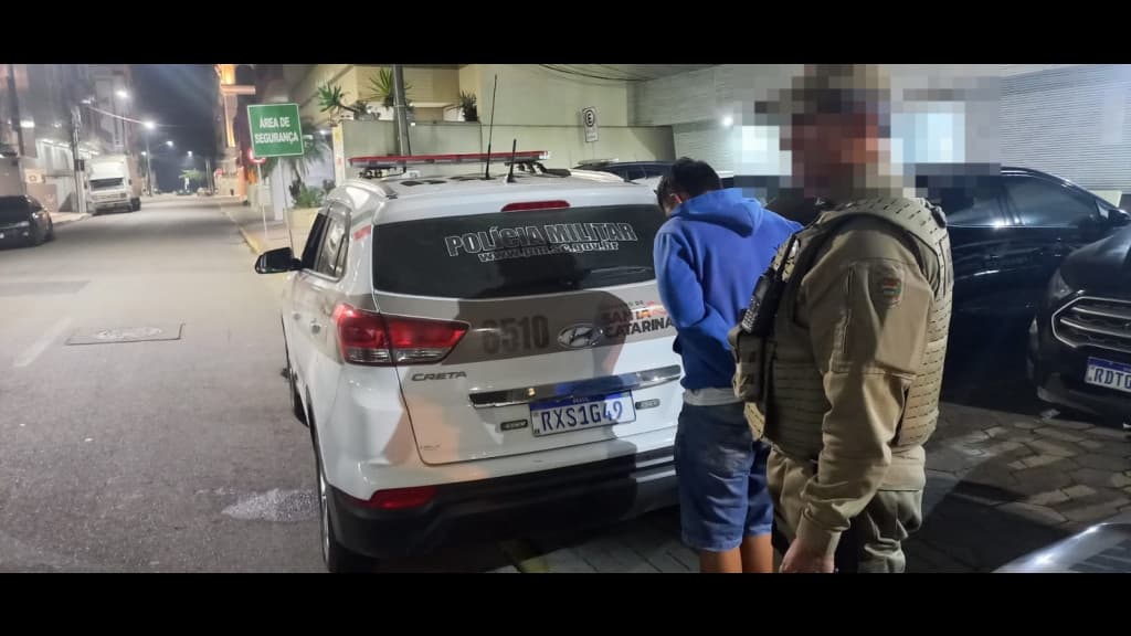 Homem é flagrado com bucha de cocaína na boca em Porto Belo
