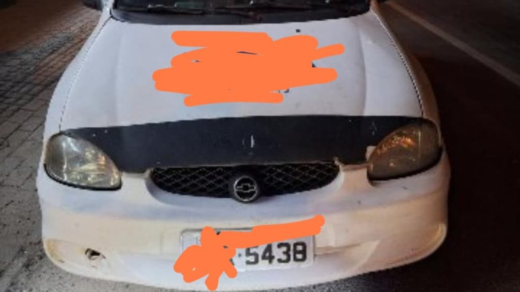 Motorista detido após carro ser flagrado com fita isolante na placa em Brusque
