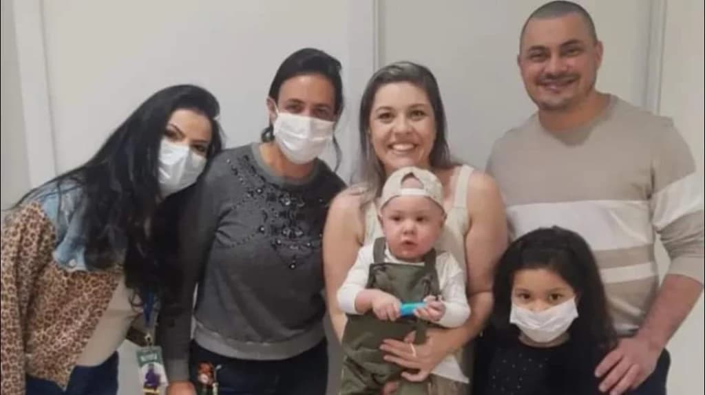 Bebê com leucemia recebe alta de hospital após um ano internado em Joinville