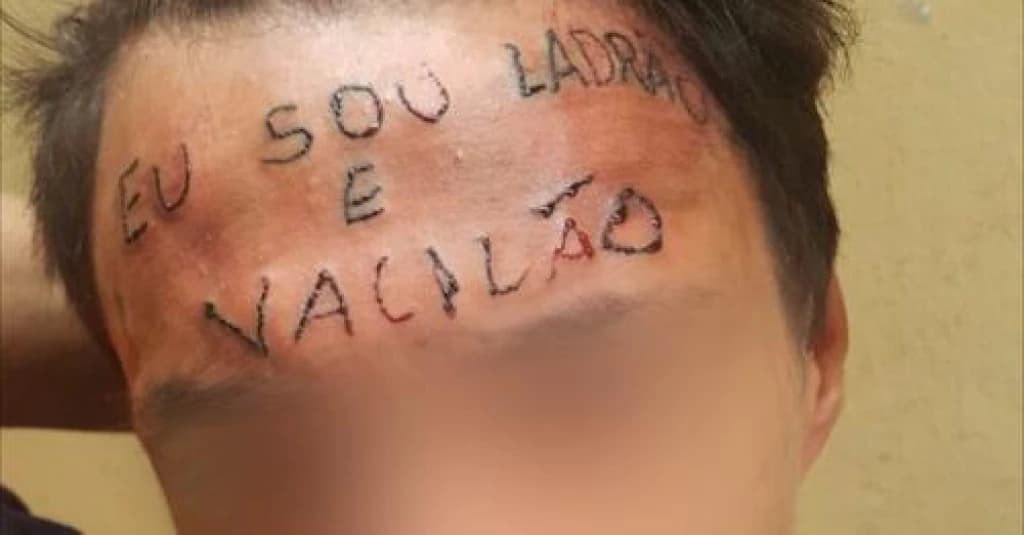 Jovem que teve testa tatuada com “eu sou ladrão e vacilão” é preso