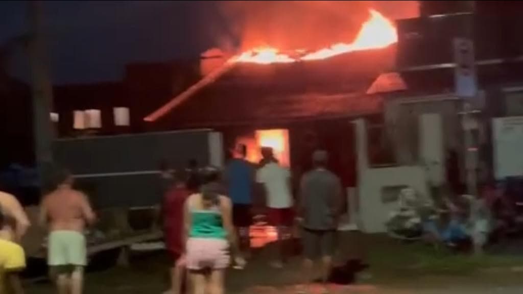 Mulher sai para ir a igreja e ex-companheiro ateia fogo em residência