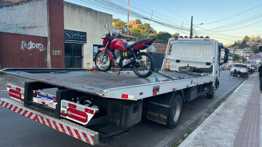 Homem é flagrado com maconha após empinar motocicleta em Camboriú