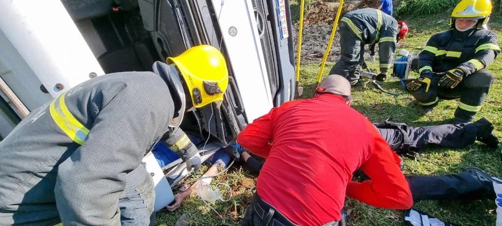 Idoso morre após capotamento de caminhão em SC