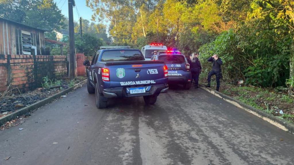 Grávida de gêmeos é encontrada com frio, em área de mata e na lama
