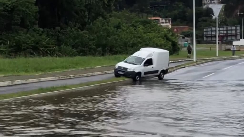 Fiorino fica travada no meio-fio ao tentar escapar de rua alagada em BC