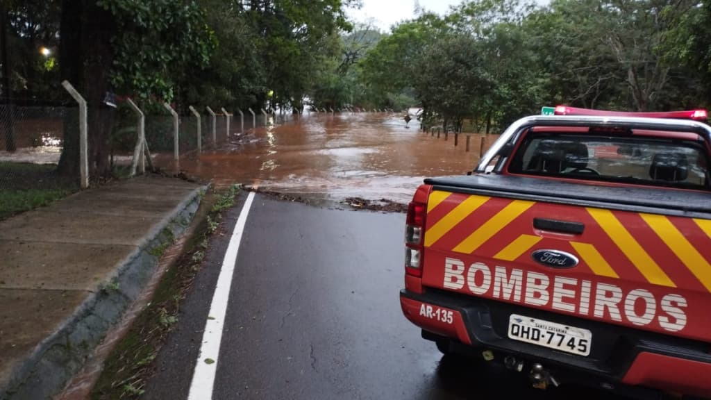 Força tarefa dos bombeiros atua no Vale do Itajaí