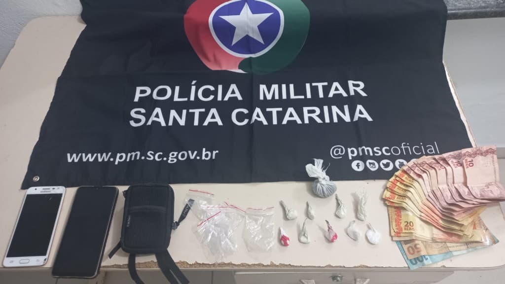 Dupla conhecida por tráfico em Tijucas é flagrada com drogas, mas nega posse