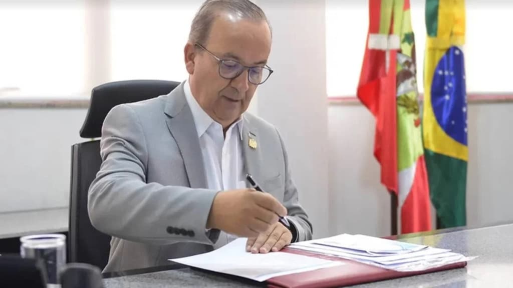 Governador de SC propõe alocar policiais aposentados em escolas estaduais, mas enfrenta resistência