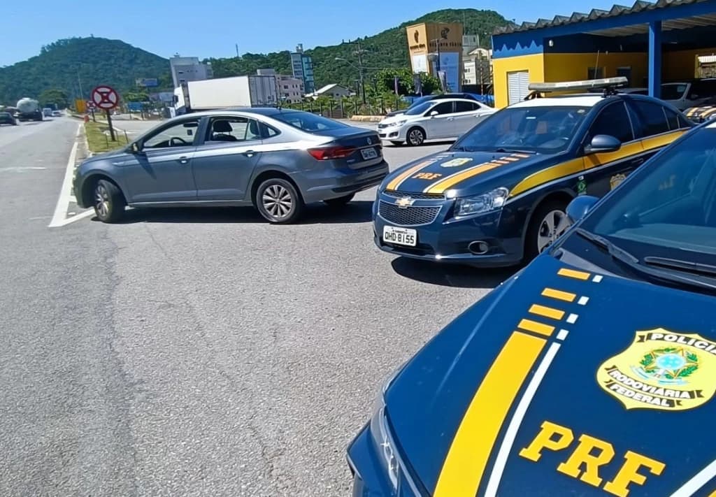Carro furtado em Alagoas é encontrado com motorista de aplicativo em Itapema
