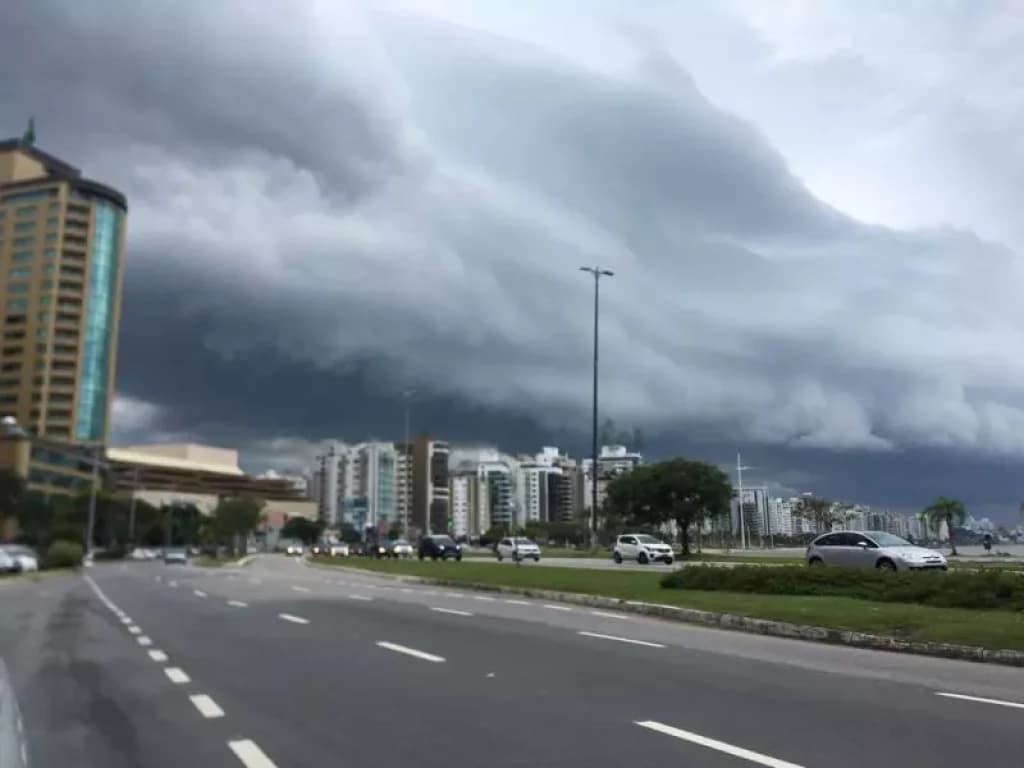 Temporais, ventos fortes e granizo: confira o tempo no Litoral Norte de SC