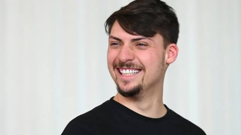 Filho de Bolsonaro é indiciado por esquema de lavagem de dinheiro