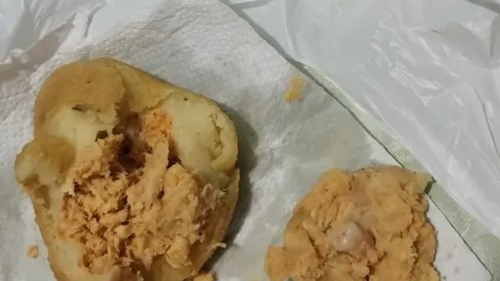 Mulher compra coxinha de frango em supermercado e encontra dente humano no recheio