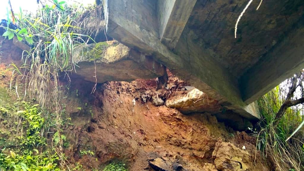 EM TIJUCAS – Cabeceira de ponte cede no Oliveira e trânsito fica interditado
