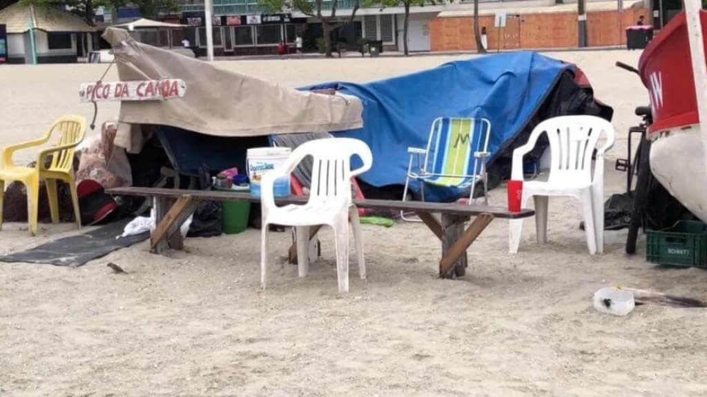 Praia alargada de Balneário Camboriú vira casa de moradores de rua