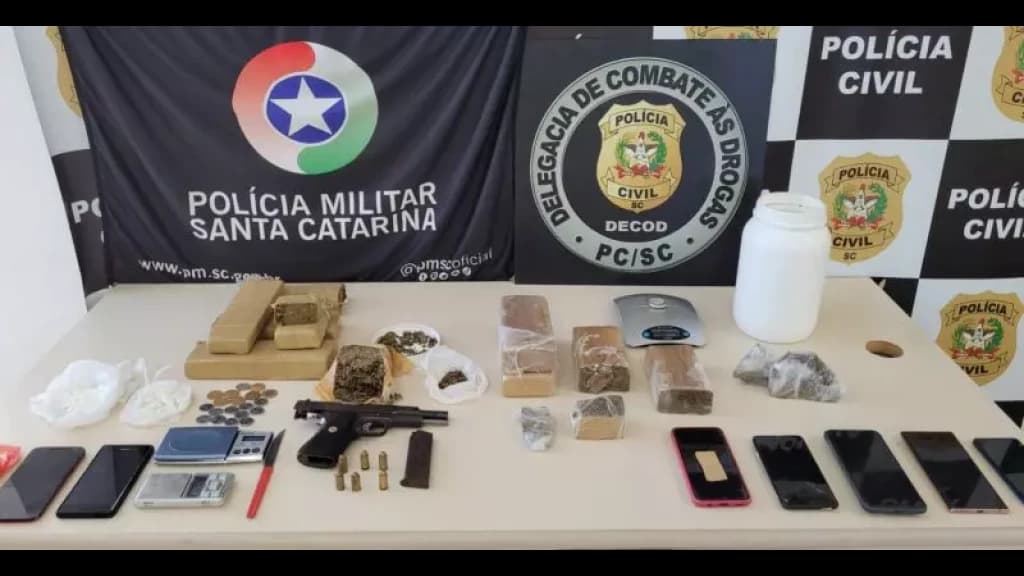 Polícia desarticula quadrilha e apreende armas e drogas em operação surpresa em Florianópolis
