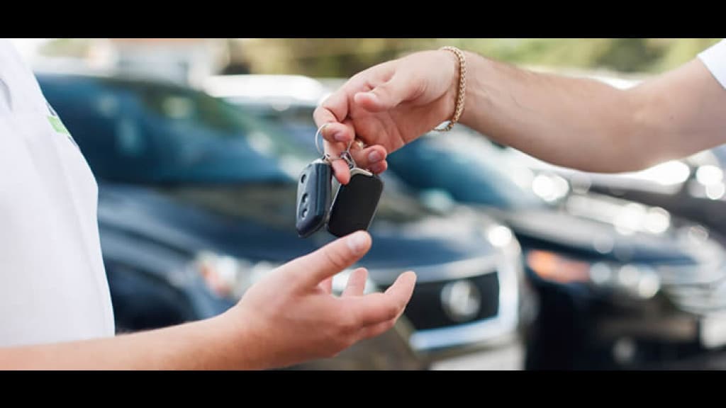 Espertinha tenta comprar carro com cheque falso e acaba atrás das grades