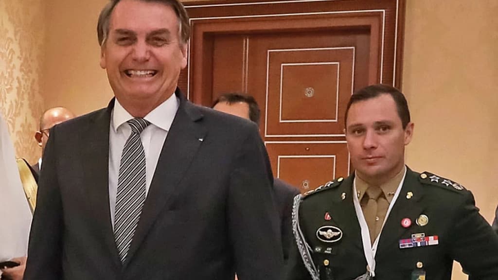 Polícia Federal faz operação de busca e apreensão na casa de Bolsonaro