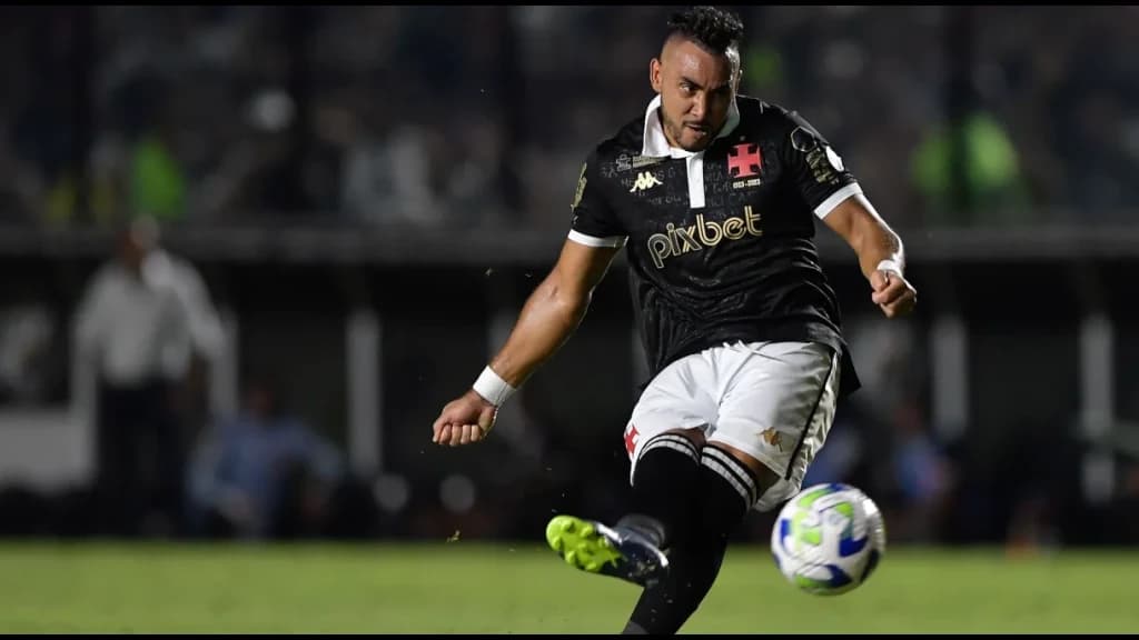 Payet faz golaço de falta nos acréscimos e Vasco vence o América-MG