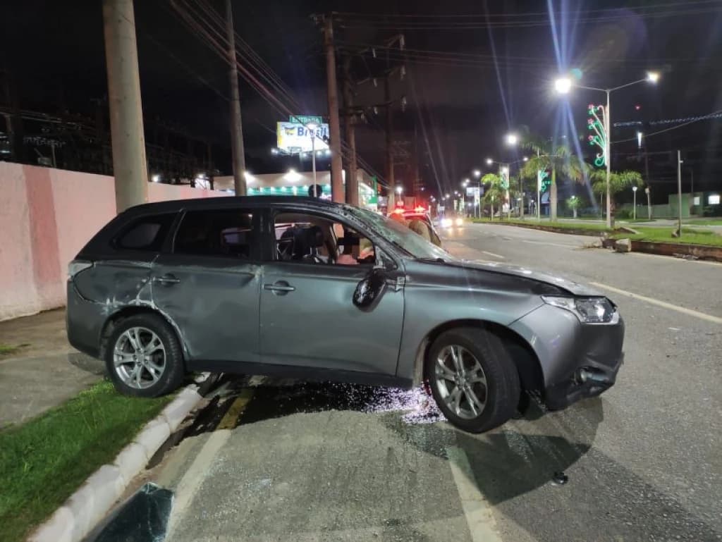 Médica bêbada causa acidente e capota carro de luxo em Itajaí