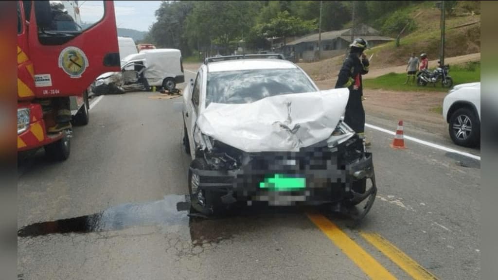 Homem morre após colisão entre dois veículos na BR-470