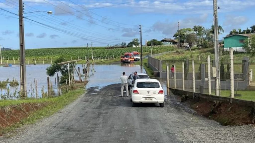 TRISTEZA: Filho é encontrado afogado pelo pai em rua alagada
