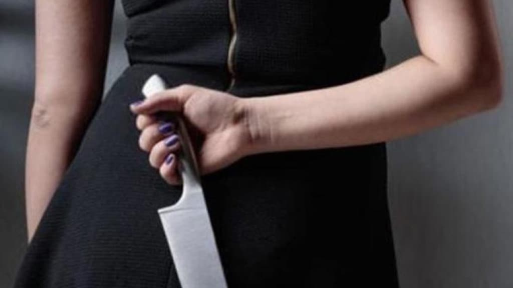 Mulher é esfaqueada no pescoço dentro de bar devido a dívida de roupas