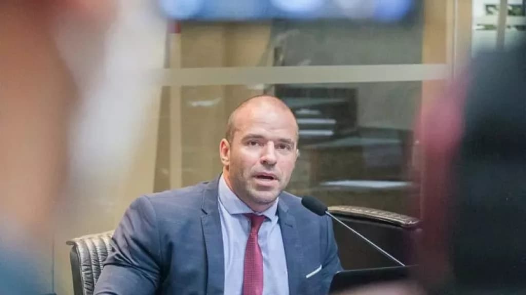Deputado propõe lei para proibir músicas que incentivam ao crime, drogas e sexo nas escolas de SC